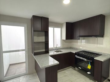 Casa A Pie de Calle En Venta En Arboledas de Loma Bella Cerca del Colegio Benavente