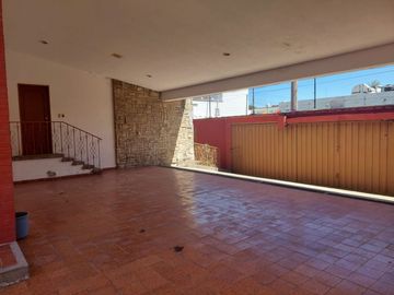 CASA AMPLIA EN VENTA OPORTUNIDAD DE INVERSIÓN