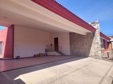 CASA AMPLIA EN VENTA OPORTUNIDAD DE INVERSIÓN