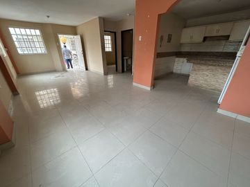 Se vende casa cerca de la avenida universitaria