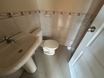 Se vende casa cerca de la avenida universitaria