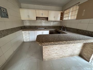 Se vende casa cerca de la avenida universitaria