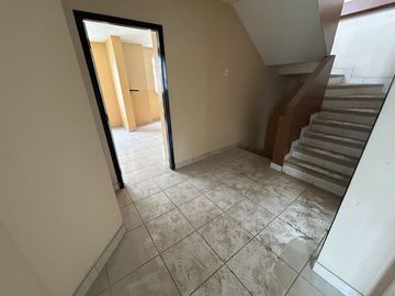 Se vende casa cerca de la avenida universitaria