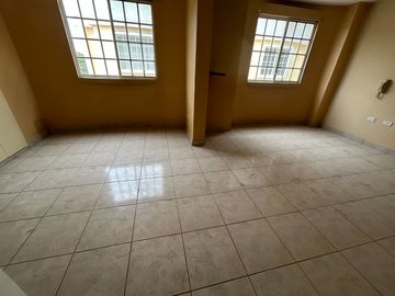 Se vende casa cerca de la avenida universitaria