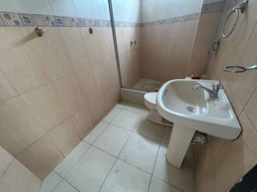 Se vende casa cerca de la avenida universitaria