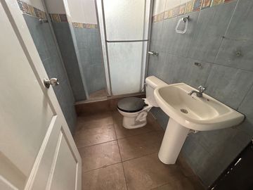 Se vende casa cerca de la avenida universitaria