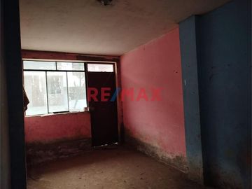 Se Vende Casa Como Terreno En Ocasion A 1 Cuadra De La Avenida Principal