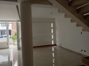 VENDO CASA DOS PISOS MAS TERRAZA VILLA MAGNA CALI