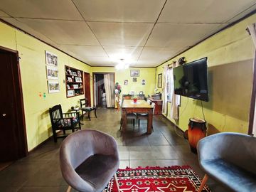 CASA 4 DORMITORIOS. 3 BAÑOS, 4 ESTACIONAMIENTOS, CALLE CENTRAL, EL BOSQUE