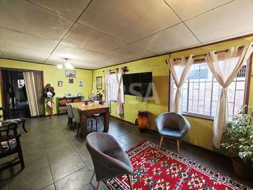 CASA 4 DORMITORIOS. 3 BAÑOS, 4 ESTACIONAMIENTOS, CALLE CENTRAL, EL BOSQUE