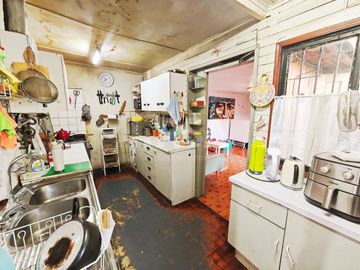 CASA 4 DORMITORIOS. 3 BAÑOS, 4 ESTACIONAMIENTOS, CALLE CENTRAL, EL BOSQUE