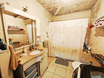 CASA 4 DORMITORIOS. 3 BAÑOS, 4 ESTACIONAMIENTOS, CALLE CENTRAL, EL BOSQUE