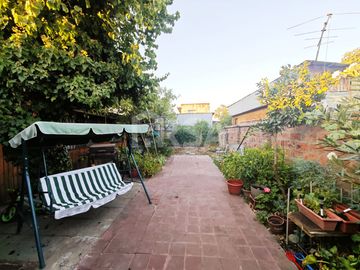 CASA 4 DORMITORIOS. 3 BAÑOS, 4 ESTACIONAMIENTOS, CALLE CENTRAL, EL BOSQUE