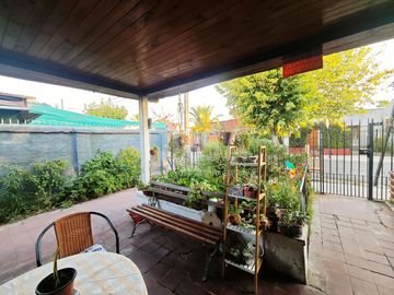 CASA 4 DORMITORIOS. 3 BAÑOS, 4 ESTACIONAMIENTOS, CALLE CENTRAL, EL BOSQUE