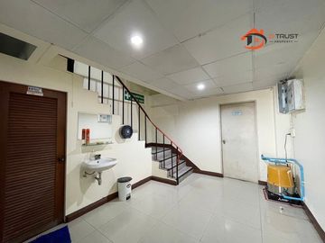 ขายอาคารพาณิชย์ เหมาะทำสำนักงาน ซอยสุขุมวิท 62/1 (ซอยอู่รถเมล์ขาว) แขวงพระโขนงใต้ เขตพระโขนง เชื่อมออก ทางด่วนพิเศษเฉลิมมหานคร