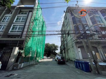 ขายอาคารพาณิชย์ เหมาะทำสำนักงาน ซอยสุขุมวิท 62/1 (ซอยอู่รถเมล์ขาว) แขวงพระโขนงใต้ เขตพระโขนง เชื่อมออก ทางด่วนพิเศษเฉลิมมหานคร