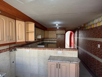 DEPARTAMENTO EN VENTA, LA MAGDALENA, QUITO, A POCOS MINUTOS DE LA PARADA DEL METRO, CORAL. CC. EL RECREO