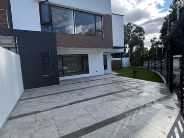 MODERNA VIVIENDA CON AMPLIA AREA VERDE Y BBQ, Sector Ricaurte L102