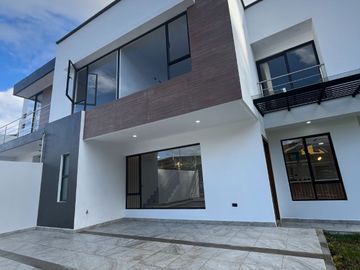 MODERNA VIVIENDA CON AMPLIA AREA VERDE Y BBQ, Sector Ricaurte L102