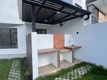 MODERNA VIVIENDA CON AMPLIA AREA VERDE Y BBQ, Sector Ricaurte L102