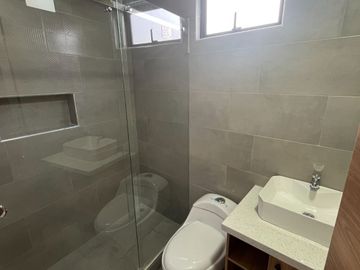 MODERNA VIVIENDA CON AMPLIA AREA VERDE Y BBQ, Sector Ricaurte L102