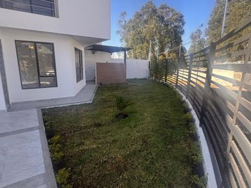 MODERNA VIVIENDA CON AMPLIA AREA VERDE Y BBQ, Sector Ricaurte L102