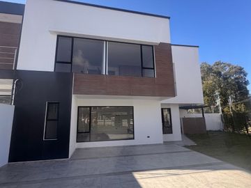 MODERNA VIVIENDA CON AMPLIA AREA VERDE Y BBQ, Sector Ricaurte L102