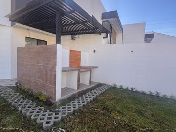 MODERNA VIVIENDA CON AMPLIA AREA VERDE Y BBQ, Sector Ricaurte L102