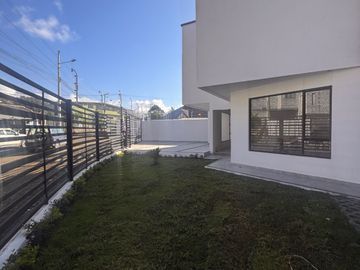 MODERNA VIVIENDA CON AMPLIA AREA VERDE Y BBQ, Sector Ricaurte L102