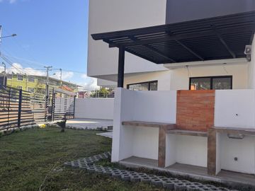 MODERNA VIVIENDA CON AMPLIA AREA VERDE Y BBQ, Sector Ricaurte L102
