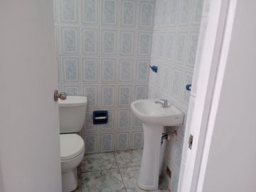 SAN BORJA SE ALQUILA-CASA DOS PLANTAS-3 DORMITORIOS / 2 BAÑOS / COCHERA/$.1,370.-