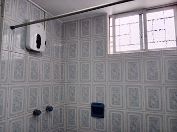 SAN BORJA SE ALQUILA-CASA DOS PLANTAS-3 DORMITORIOS / 2 BAÑOS / COCHERA/$.1,370.-