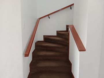 SAN BORJA SE ALQUILA-CASA DOS PLANTAS-3 DORMITORIOS / 2 BAÑOS / COCHERA/$.1,370.-