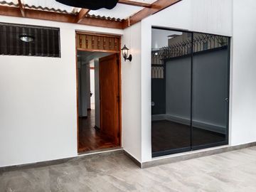 SAN BORJA SE ALQUILA-CASA DOS PLANTAS-3 DORMITORIOS / 2 BAÑOS / COCHERA/$.1,370.-