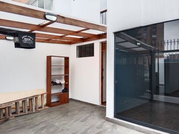 SAN BORJA SE ALQUILA-CASA DOS PLANTAS-3 DORMITORIOS / 2 BAÑOS / COCHERA/$.1,370.-