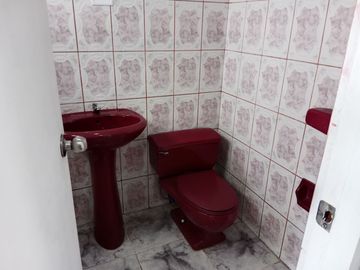 SAN BORJA SE ALQUILA-CASA DOS PLANTAS-3 DORMITORIOS / 2 BAÑOS / COCHERA/$.1,370.-