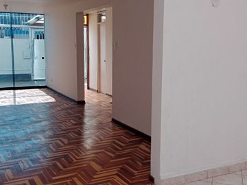 SAN BORJA SE ALQUILA-CASA DOS PLANTAS-3 DORMITORIOS / 2 BAÑOS / COCHERA/$.1,370.-