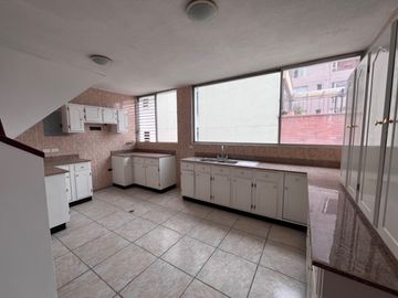 VENTA PENTHOUSE, SECTOR GONZÁLEZ SUÁREZ. 4 DORMITORIOS. 250 M² $190.000