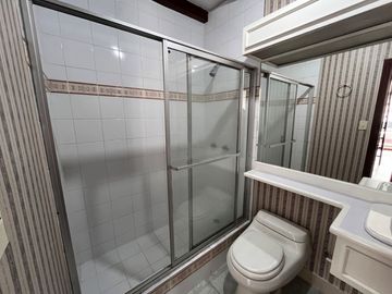 VENTA PENTHOUSE, SECTOR GONZÁLEZ SUÁREZ. 4 DORMITORIOS. 250 M² $190.000