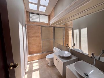 VENTA PENTHOUSE, SECTOR GONZÁLEZ SUÁREZ. 4 DORMITORIOS. 250 M² $190.000