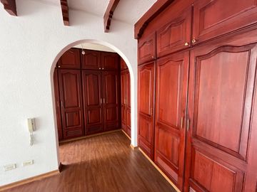 VENTA PENTHOUSE, SECTOR GONZÁLEZ SUÁREZ. 4 DORMITORIOS. 250 M² $190.000