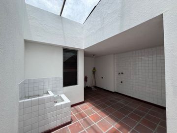 VENTA PENTHOUSE, SECTOR GONZÁLEZ SUÁREZ. 4 DORMITORIOS. 250 M² $190.000