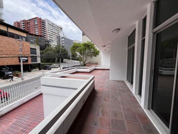 VENTA PENTHOUSE, SECTOR GONZÁLEZ SUÁREZ. 4 DORMITORIOS. 250 M² $190.000