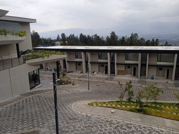 VENTA CASA A ESTRENAR SECTOR  NAYON