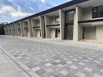 VENTA CASA A ESTRENAR SECTOR  NAYON
