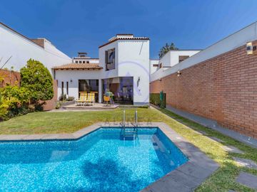 🏡 Casa con piscina en venta en Los Batallones, Surco – Exclusividad y confort