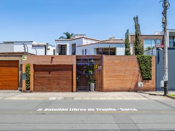 🏡 Casa con piscina en venta en Los Batallones, Surco – Exclusividad y confort