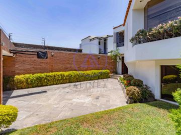 🏡 Casa con piscina en venta en Los Batallones, Surco – Exclusividad y confort