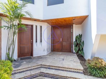🏡 Casa con piscina en venta en Los Batallones, Surco – Exclusividad y confort