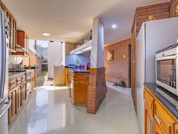 🏡 Casa con piscina en venta en Los Batallones, Surco – Exclusividad y confort